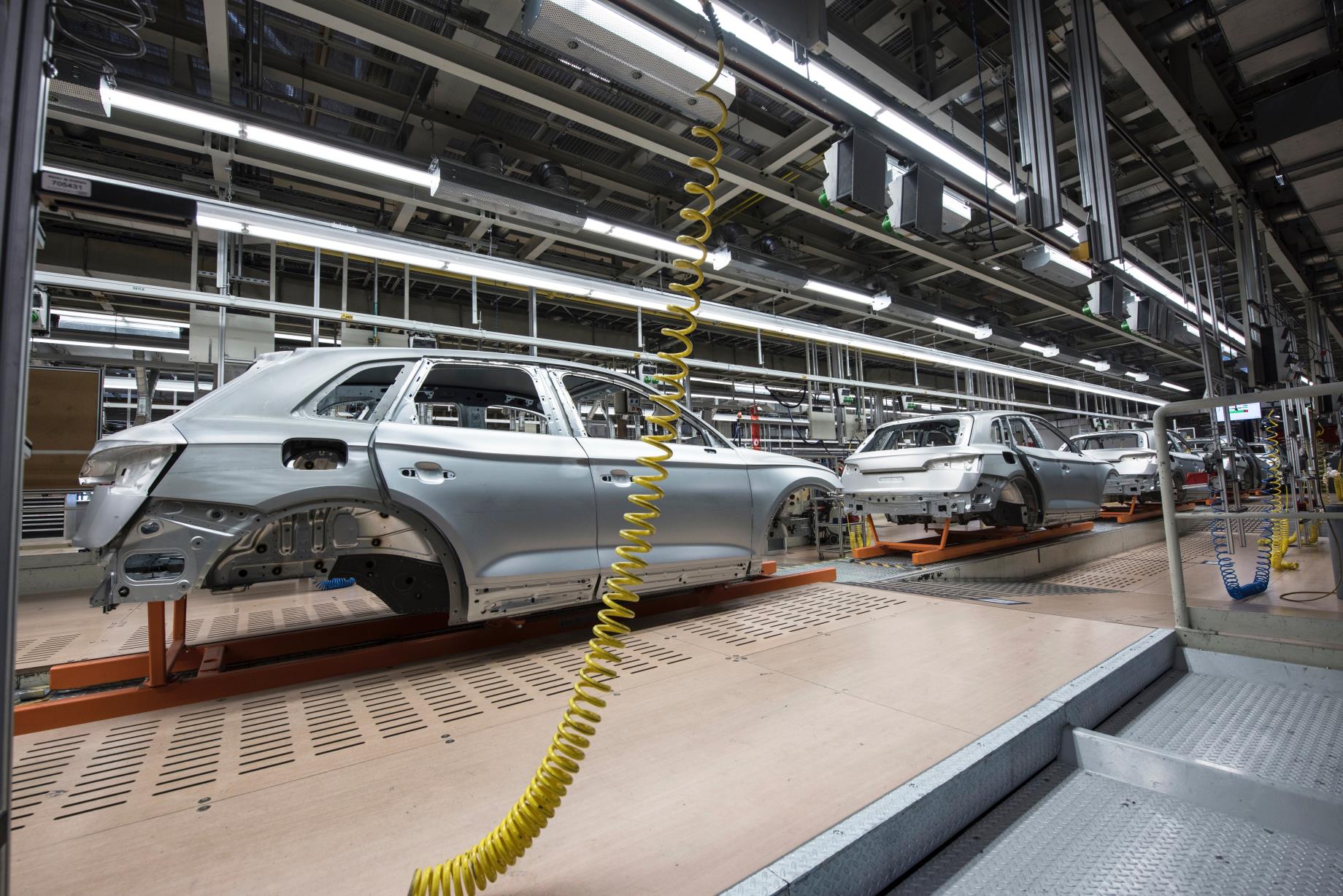 品成汽車零部件模具：汽車生產中 90%以上的零部件需要依靠模具成型