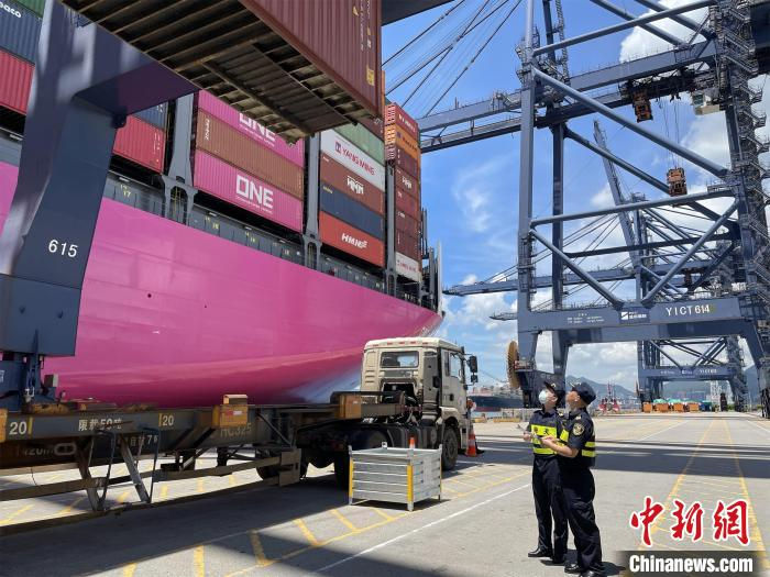 大鵬海關監管全球最大的集裝箱貨輪之一
